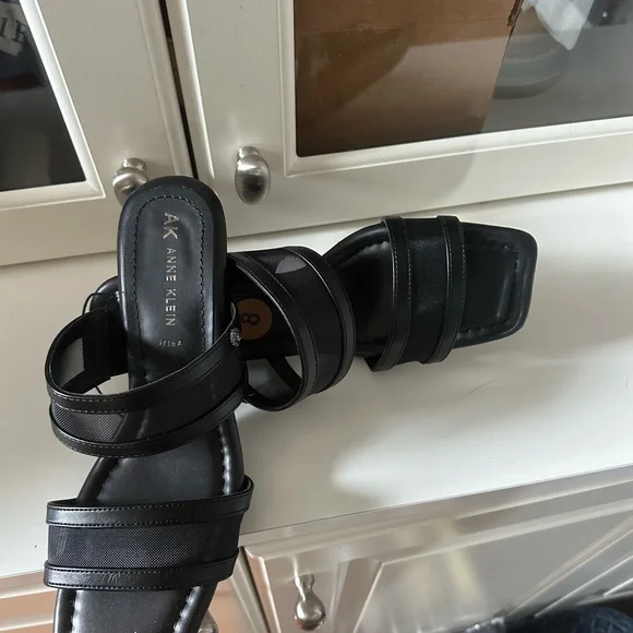 Anne Klein Black kitten heel sandals with black mess straps - Picture 4 of 4